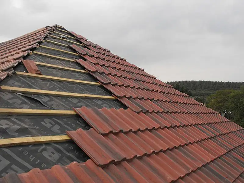 Reparation de toiture, couverture en tuiles